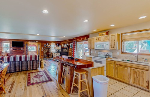 Garden Valley Cabina | Rustic and secluded cabin with two decks, hot tub, board games, W/D, & AC