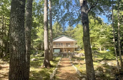 Blue Hill Casa | Rustic and Stylish Cabin on Stunning Serene Pond