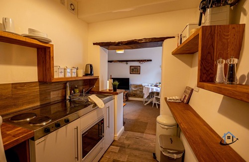 Caldecott Apartamento | Rustic apartment, king bed, ensuite, parking, wifi