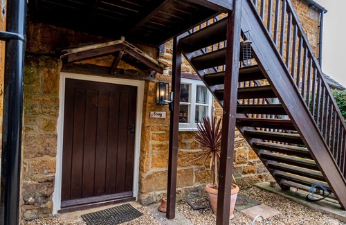 Caldecott Apartamento | Rustic apartment, king bed, ensuite, parking, wifi