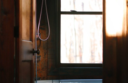 Dahlonega Cabina | Rustic Appalachian cabin, 6+ acres, creek, 5 min from Dahlonega & wineries