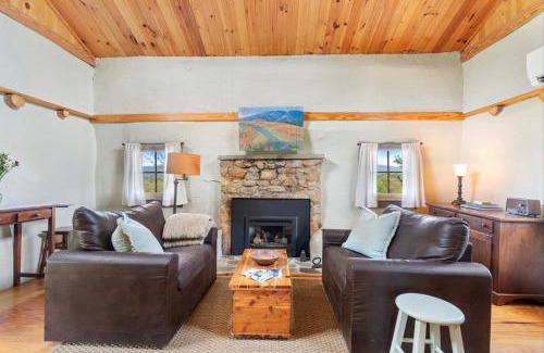 Batesville Apartamento | Rustic Baileys Retreat Cabin Near Wineries!