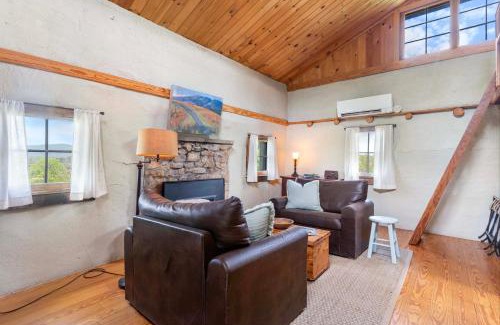 Batesville Apartamento | Rustic Baileys Retreat Cabin Near Wineries!