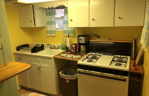 Cottage Line Apartamento | Rustic BEACH FRONT Basement Apt, Pet Friendly Wi-Fi by RedAwning