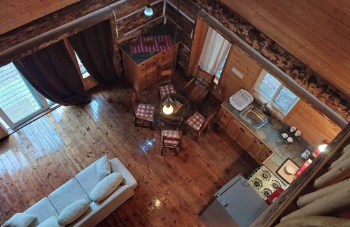 Golden Cabina | Rustic Beaverfoot Lodge Dream Cabin