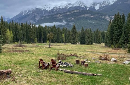 Golden Cabina | Rustic Beaverfoot Lodge Dream Cabin