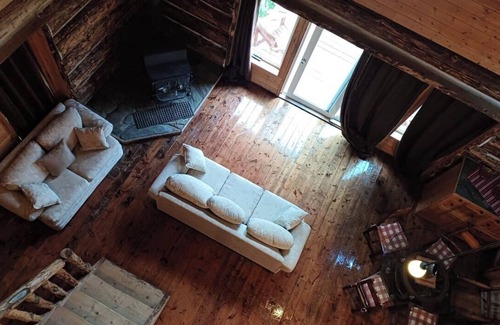 Golden Cabina | Rustic Beaverfoot Lodge Dream Cabin
