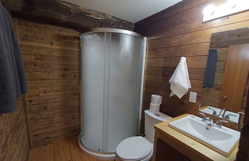 Golden Cabina | Rustic Beaverfoot Lodge Woodland Cabin