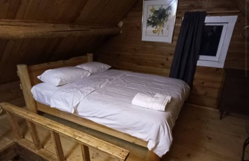 Golden Cabina | Rustic Beaverfoot Lodge Woodland Cabin
