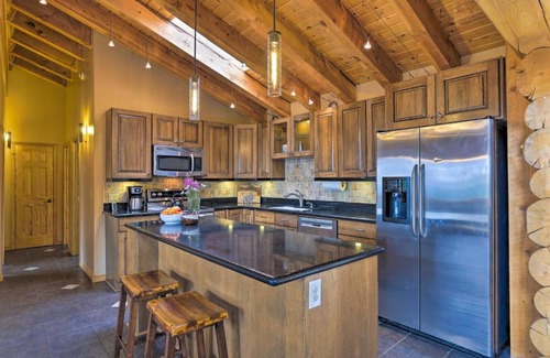 Quandary Village Casa | Rustic Breckenridge Escape with Hot Tub and MTN Views!
