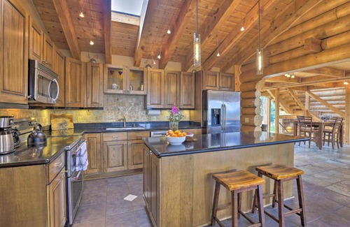 Quandary Village Casa | Rustic Breckenridge Escape with Hot Tub and MTN Views!