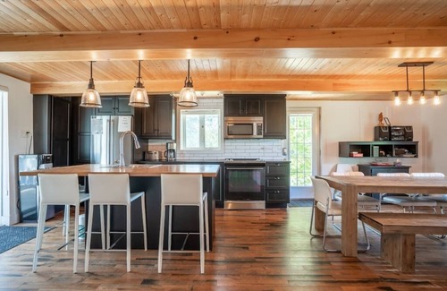 Mauricie Chalet De Esquí | Rustic & Modern Chalet. 32 Acre of Land. Avec SPA