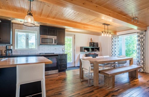 Mauricie Chalet De Esquí | Rustic & Modern Chalet. 32 Acre of Land. Avec SPA