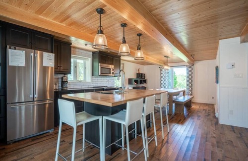 Mauricie Chalet De Esquí | Rustic & Modern Chalet. 32 Acre of Land. Avec SPA
