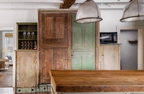East Durham Casa | Rustic Cabin 5 Bedroom with Indoor Fireplace