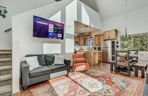 Woodland Park Cabina | Rustic cabin charm w/ hot tub, arcade basketball