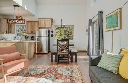 Woodland Park Cabina | Rustic cabin charm w/ hot tub, arcade basketball