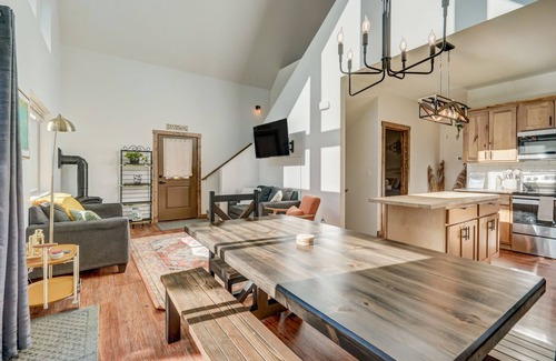 Woodland Park Cabina | Rustic cabin charm w/ hot tub, arcade basketball