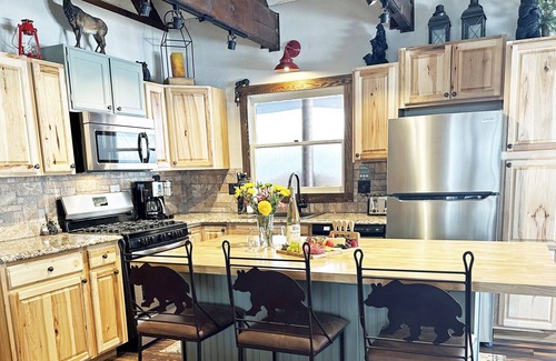 Island Park Cabina | Rustic Cabin Charm|Modern Amenities|AC|Arcade|Bear Paw Lodge