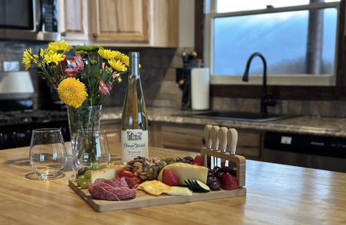 Island Park Cabina | Rustic Cabin Charm|Modern Amenities|AC|Arcade|Bear Paw Lodge