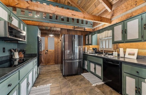 Winchester Cabina | Rustic Cabin, Dock, Hot Tub, Firepit, Kayaks