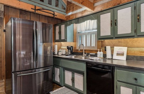 Winchester Cabina | Rustic Cabin, Dock, Hot Tub, Firepit, Kayaks
