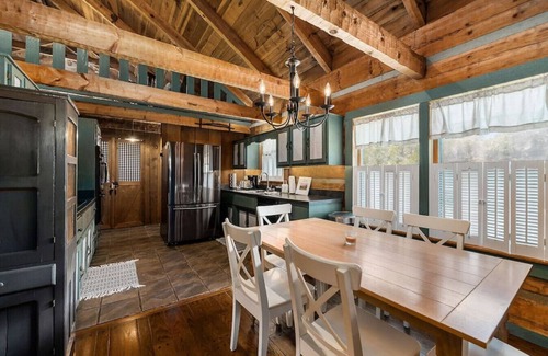 Winchester Cabina | Rustic Cabin, Dock, Hot Tub, Firepit, Kayaks