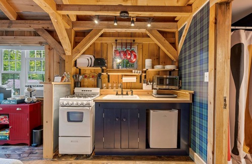 Bethel Cabina | Rustic Cabin! Firepit! Dog Friendly! Hot Tub!