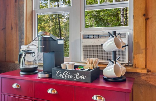 Bethel Cabina | Rustic Cabin! Firepit! Dog Friendly! Hot Tub!