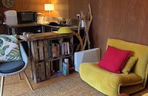 Parau Cabina | Rustic Cabin Getaway - simple luxury with cosy loft bed, outdoor fire and bath