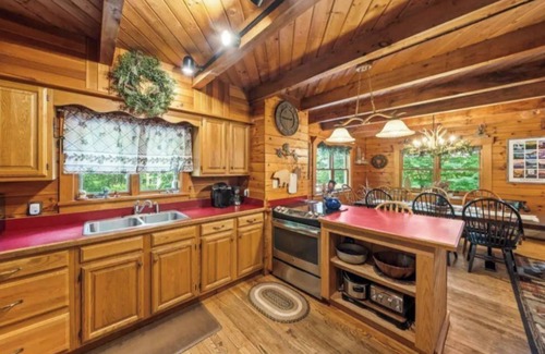 Lake Luzerne Cabina | Rustic Cabin in Lake Luzerne - Smith Mtn House