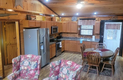 Black Cabina | Rustic Cabin in the Ozarks