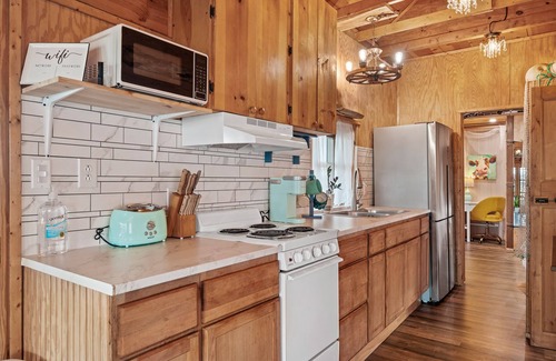 Aransas Pass Cabina | Rustic cabin oasis on 2.5 acres with a fishing pond