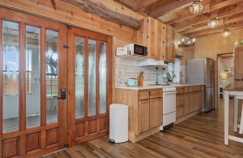 Aransas Pass Cabina | Rustic cabin oasis on 2.5 acres with a fishing pond