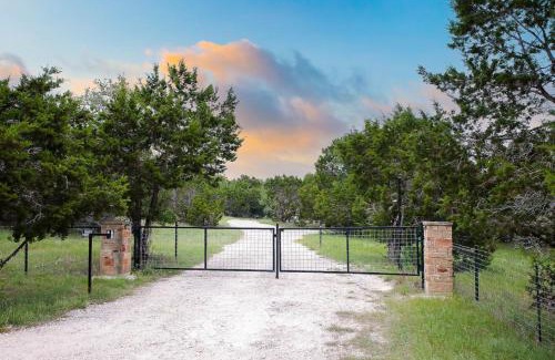 Canyon Lake Casa | Rustic Cabin on 5 Private Acres with Hot Tub and Fire Pit