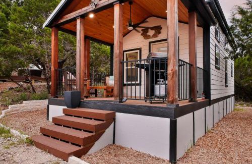 Canyon Lake Casa | Rustic Cabin on 5 Private Acres with Hot Tub and Fire Pit