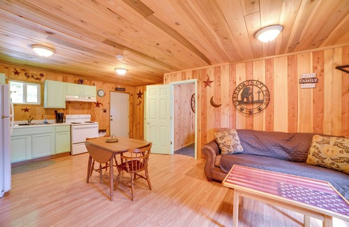 New Concord Cabina | Rustic Cabin on Farm ~ 4 Mi to Kentucky Lake!