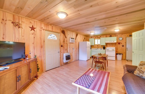 New Concord Cabina | Rustic Cabin on Farm ~ 4 Mi to Kentucky Lake!