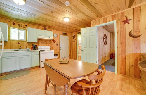 New Concord Cabina | Rustic Cabin on Farm ~ 4 Mi to Kentucky Lake!