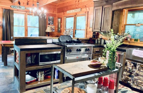 Hiawassee Cabina | Linda cabaña Creekside!♥ ️