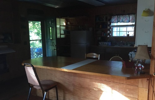 Hardy Apartamento | Rustic Cabin on the Southfork River