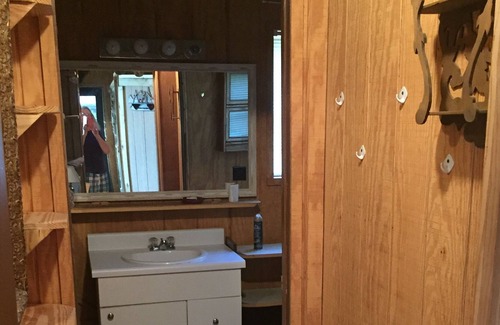 Hardy Apartamento | Rustic Cabin on the Southfork River
