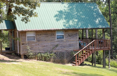 Lucedale Cabina | Rustic Cabin Overlooking Private 48 acre Bass Fishing Lake