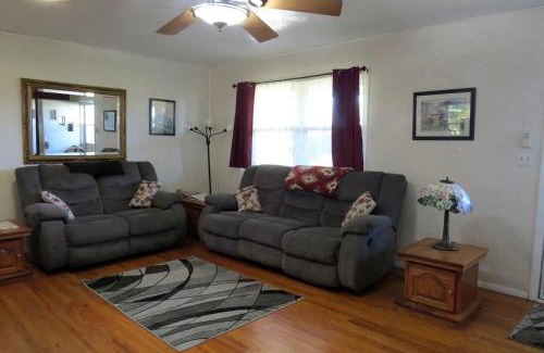 Miramiguoa Park Casa | Rustic Cabin Rental with a Wood-Burning Stove near Meramec State Park, Missouri