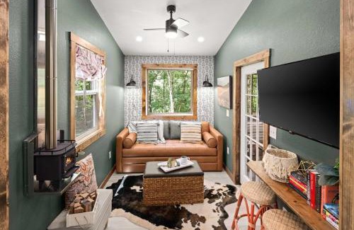 Powell Casa | Rustic Cabin Retreat - Cozy Stove & Fresh Eggs