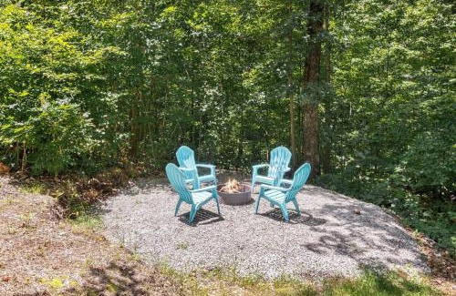 Powell Casa | Rustic Cabin Retreat - Cozy Stove & Fresh Eggs
