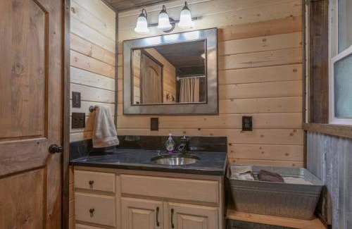 Island Park Apartamento | Rustic Cabin Retreat - Hot tub - Fire pit - BBQ -