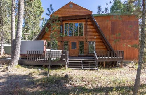 Island Park Apartamento | Rustic Cabin Retreat - Hot tub - Fire pit - BBQ -