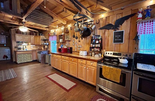 South Butler Cabina | Rustic cabin w/ 29 acres. Enjoy a hot tub, wood stove, nature trails and more.