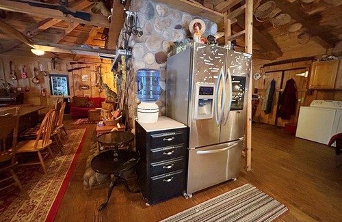 South Butler Cabina | Rustic cabin w/ 29 acres. Enjoy a hot tub, wood stove, nature trails and more.